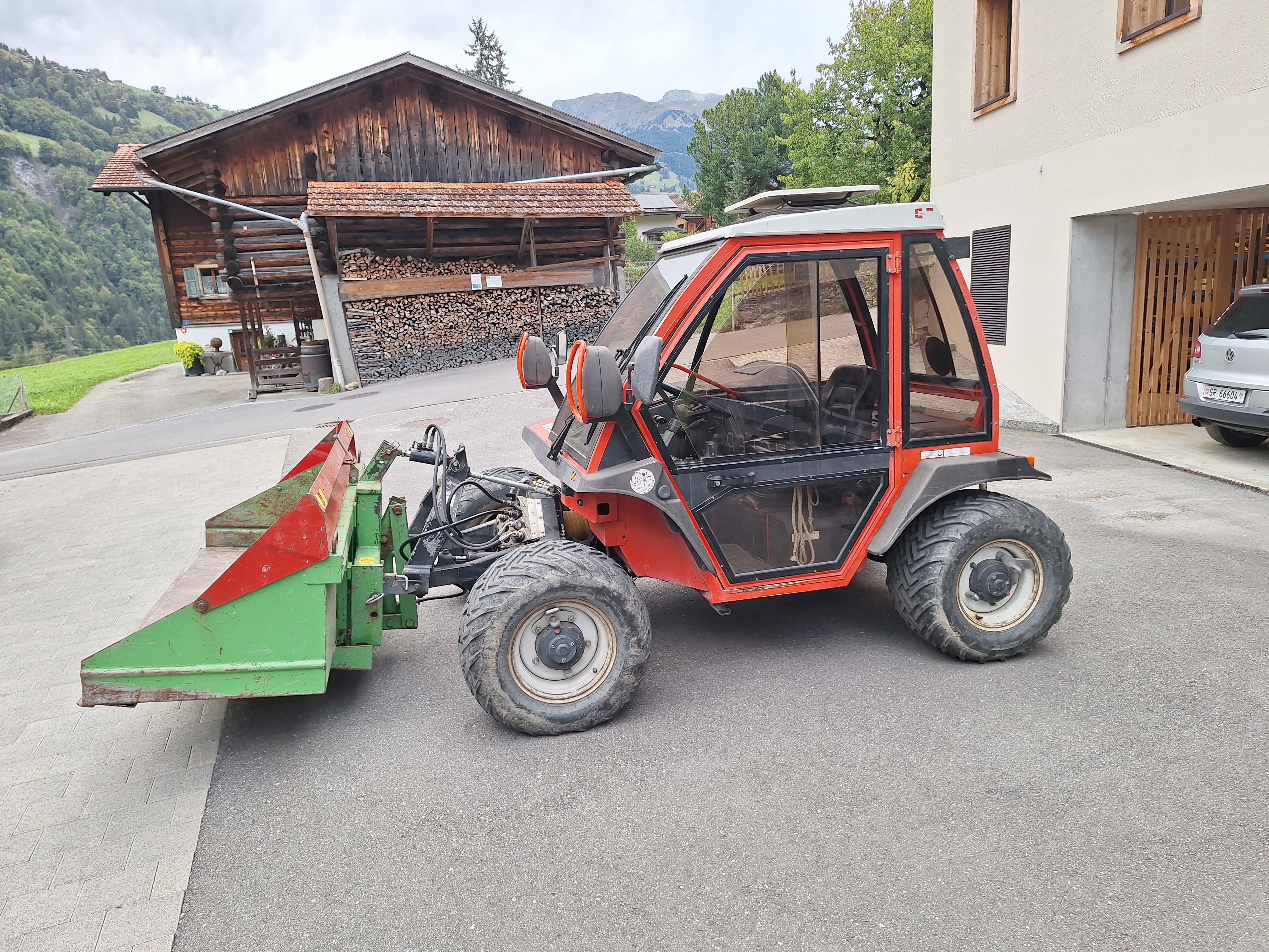 REFORM Metrac G6 mit Kippschaufel und Schneeketten