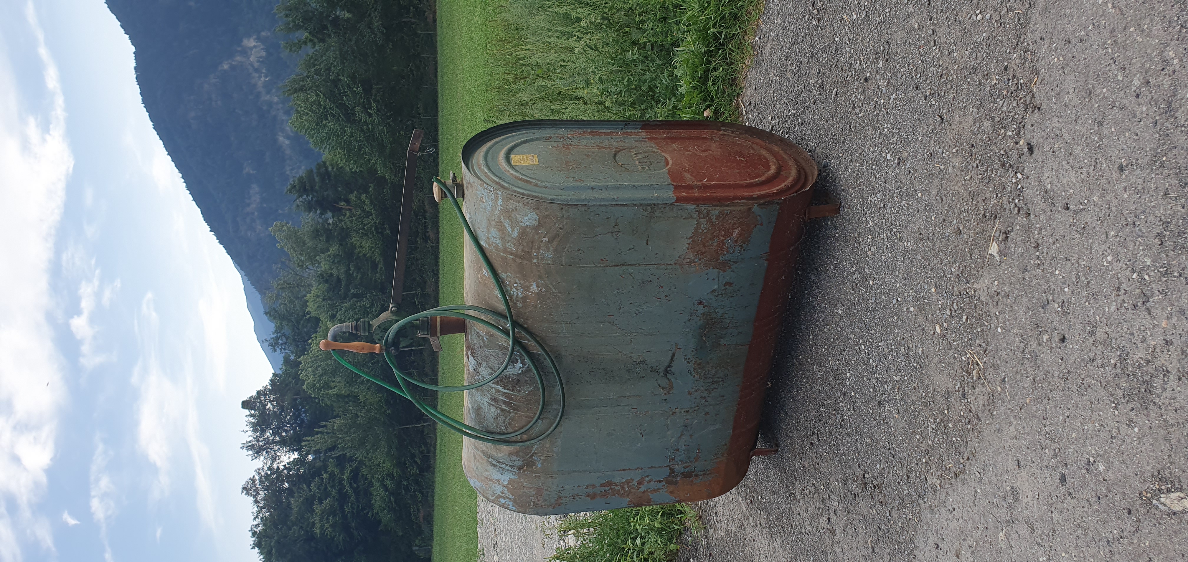Dieseltank mit Handpumpe